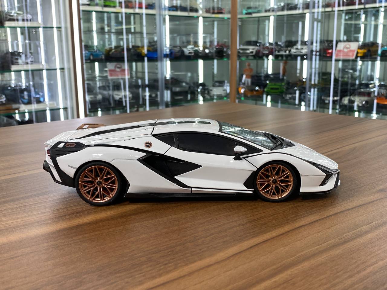 1/18 Diecast Full opening Bburago Lamborghini Sian FKP 37 #63 White