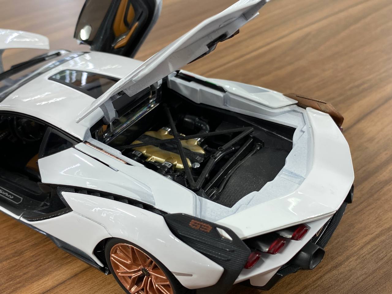 1/18 Diecast Full opening Bburago Lamborghini Sian FKP 37 #63 White