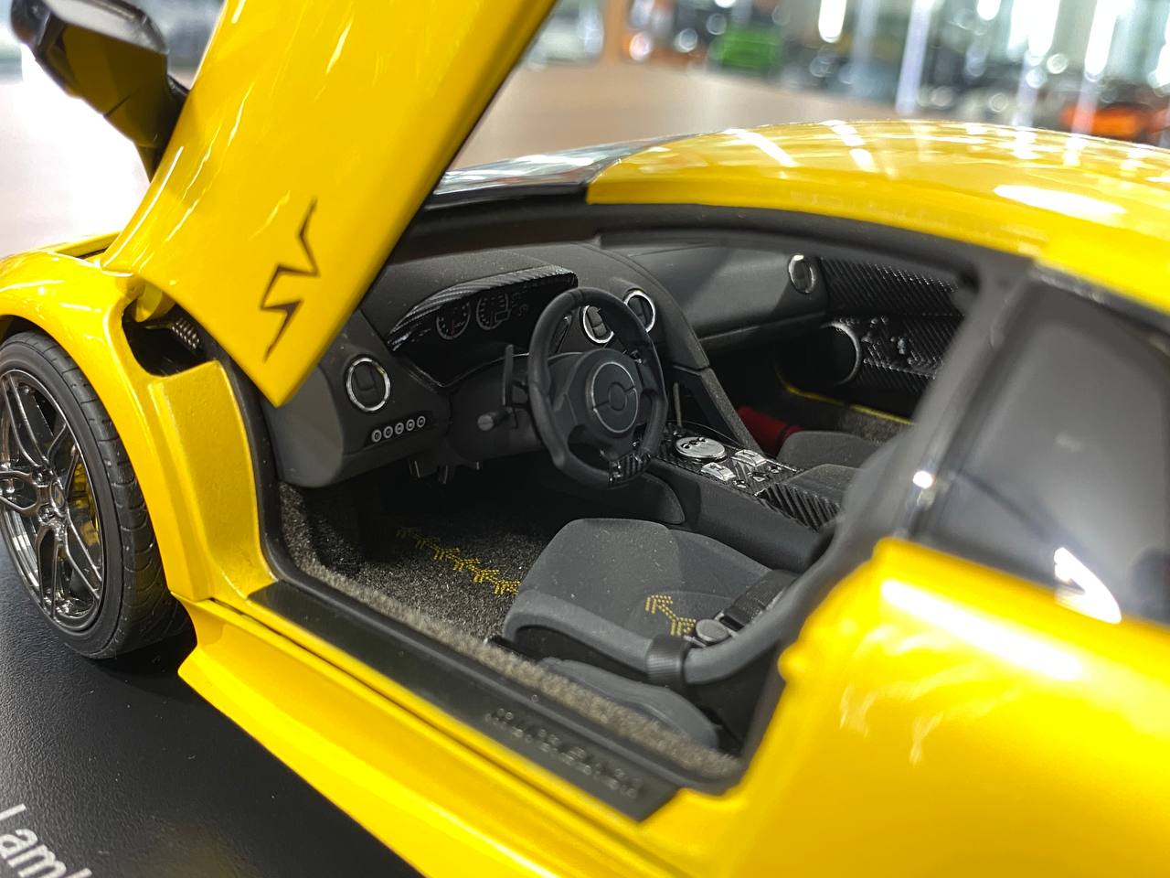 1/18 Diecast Lamborghini Murciélago LP670-4 SV Giallo Orion Yellow – Autoart Full Opening