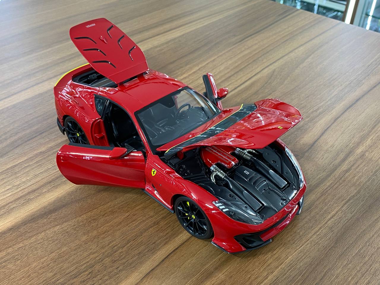 1/18 Metal Diecast Bburago Ferrari Ferrari 812 Competizione in Red